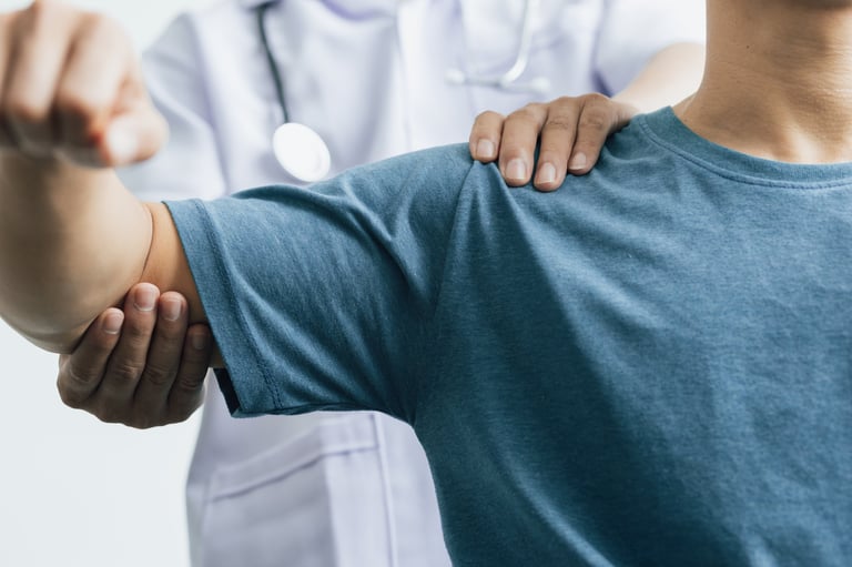 Médico diagnostica el dolor de brazo y hombro de un paciente, concepto de fisioterapia y rehabilitación