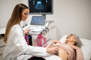 Especialista de R4 realizando valoración con ecografía musculoesquelética de hombro