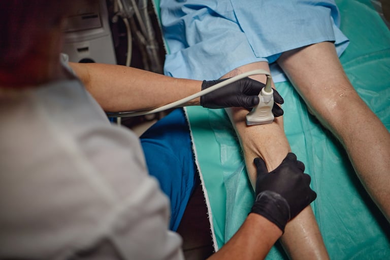 Hombre recibiendo examen de ultrasonido vascular en la pierna por profesional médico en entorno clínico, tecnología de diagnóstico preciso