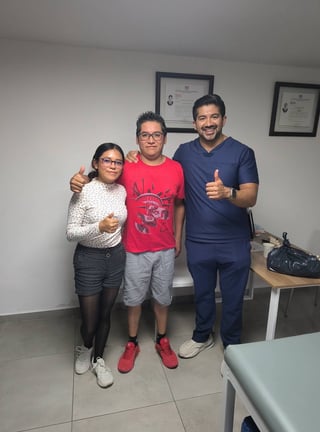 Fotografía de Rodrigo Lopez junto al equipo de R4 Fisioterapia Regenerativa