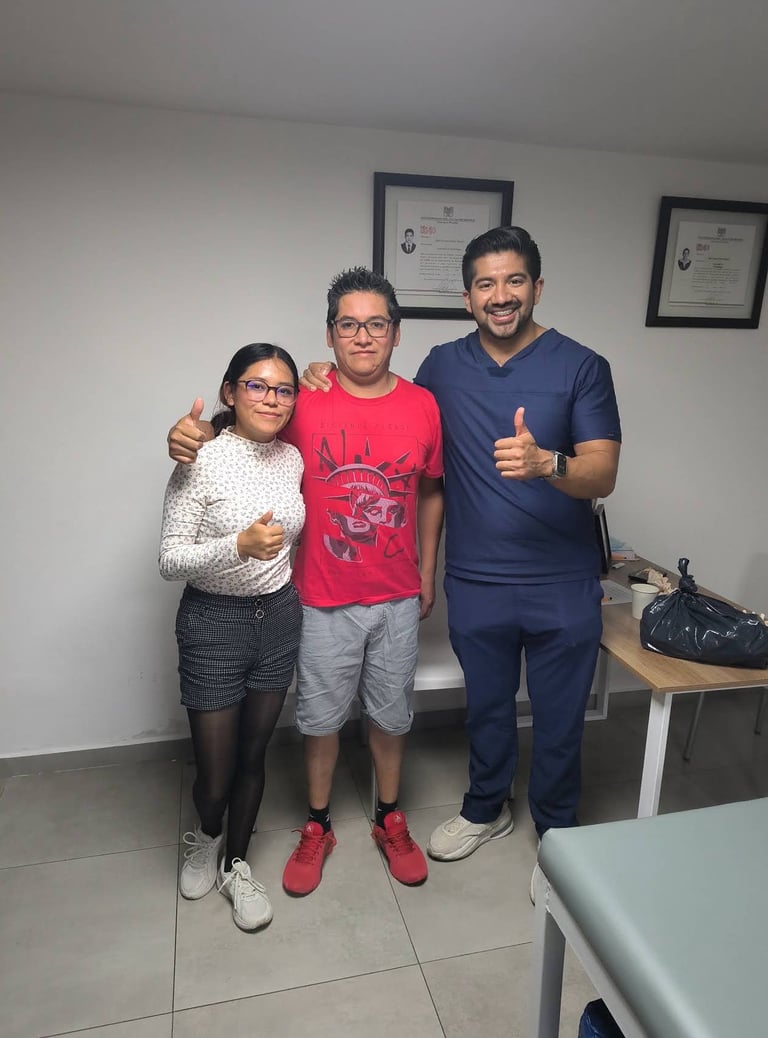 Rodrigo Lopez junto al equipo de R4 Fisioterapia Regenerativa en la clínica